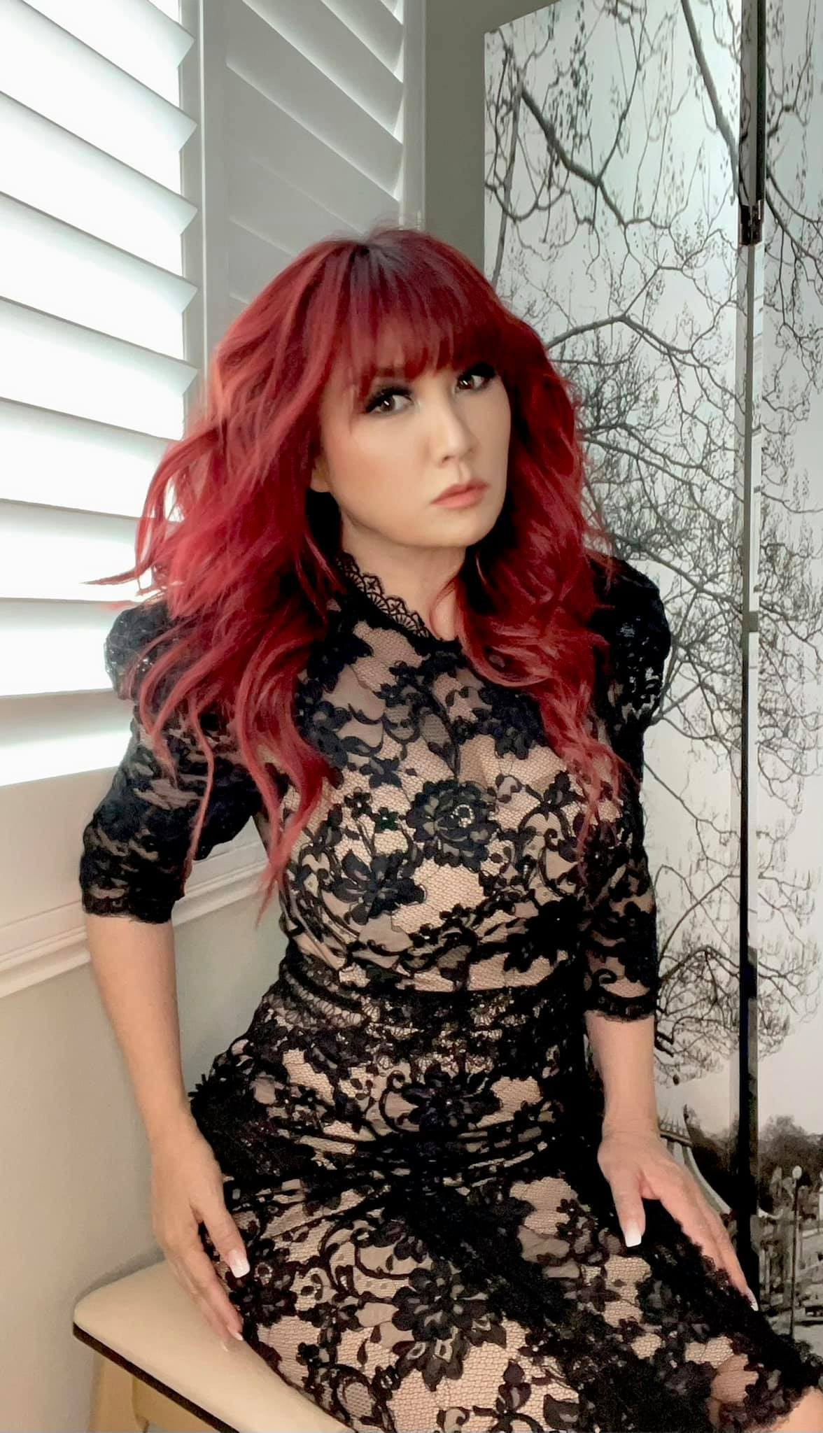  Trizzie Phương Trinh sinh năm 1966. Cô từng là một ca sĩ hải ngoại nổi tiếng với phong cách gợi cảm và giọng hát máu lửa.