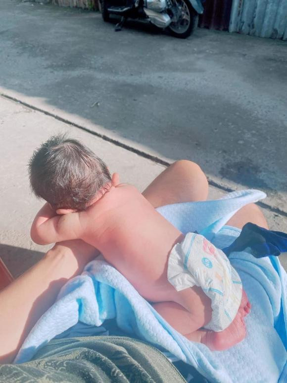 Cậu bé được ba mẹ cho tắm nắng để tăng sức đề kháng và khỏe mạnh hơn.