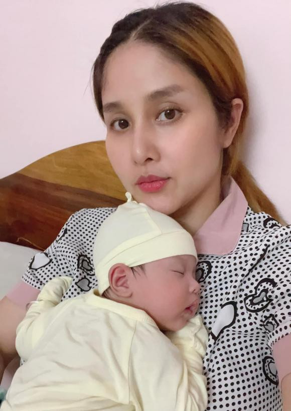 Mẹ nhóc tỳ Hoàng Lâm chính thức được xem là "đẻ thuê". Trộm vía con trai nhà Thảo Trang thường xuyên ngủ, ít quấy khóc phụ huynh.