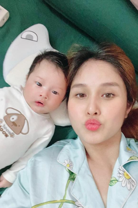 br/> Hiện tại, Thảo Trang đang có cuộc sống hạnh phúc bên chồng kém tuổi. Vừa qua, Thảo Trang sinh mổ con trai hôm 6/5, em bé nặng 3,5 kg. Đây là quả ngọt trong cuộc hôn nhân của cô và ông xã kém 8 tuổi - Trương Quang Pháp. Nhìn thấy con trai, vợ chồng nữ diễn viên vỡ òa hạnh phúc và đặt tên con là Trương Hoàng Lâm, tên gọi ở nhà thân mật Brian. Mới đây, trên trang cá nhân của mình, Thảo Trang khoe loạt ảnh đáng yêu của nhóc tỳ. Đáng chú ý, "cục vàng" chỉ hơn 1 tháng tuổi nhưng đã biết nhìn vào ống kính chụp hình. Sau thời gian ở cữ, nữ diễn viên cũng lộ diện và chia sẻ đã giảm được 22kg. Không chỉ thế, trái ngọt tình yêu của vợ chồng cô "sao y bản chính" là bố Trương Quang Pháp.