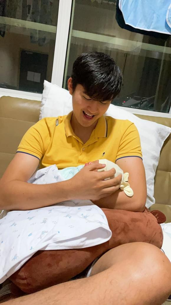 Dù đã qua một bến đò, Thảo Trang vẫn được ông xã trẻ tuổi hết mực yêu thương. Nam diễn viên Pháp sư mù dù lần đầu có con nhưng vẫn thể hiện được bản năng làm bố rất thuần thục. Thảo Trang vô cùng hạnh phúc, cô chia sẻ: "Một mình bố chăm mẹ và con suốt cả ngày. Thương lắm luôn. Cảm ơn bố bỉm sữa chính hiệu số một của nhà em nha".