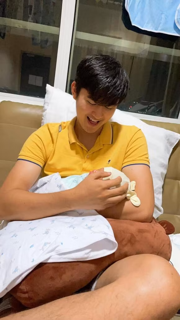 Dù đã qua một bến đò, Thảo Trang vẫn được ông xã trẻ tuổi hết mực yêu thương. Nam diễn viên Pháp sư mù dù lần đầu có con nhưng vẫn thể hiện được bản năng làm bố rất thuần thục. Thảo Trang vô cùng hạnh phúc, cô chia sẻ: "Một mình bố chăm mẹ và con suốt cả ngày. Thương lắm luôn. Cảm ơn bố bỉm sữa chính hiệu số một của nhà em nha".