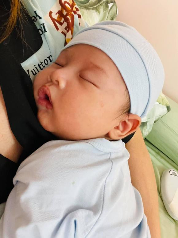 Nhập "hội nghiện con" cô thường xuyên đăng tải những khoảnh khắc ngọt ngào cùng chồng và thành viên mới. Đây là quả ngọt trong cuộc hôn nhân của cô và ông xã kém 8 tuổi Trương Quang Pháp.