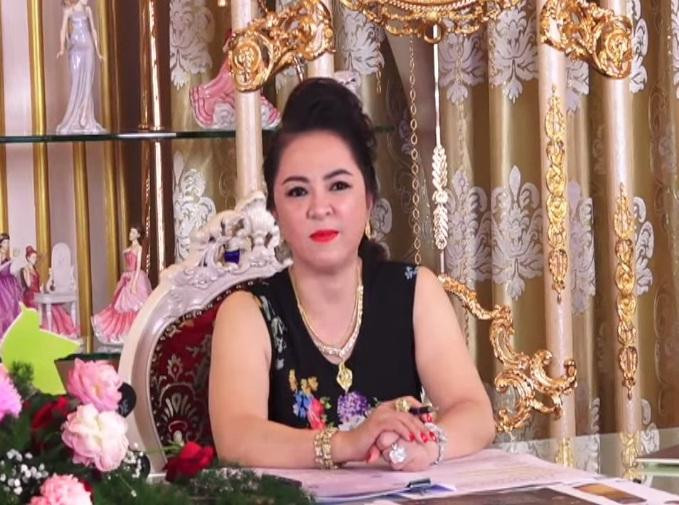 Ba Phuong Hang lat tay 