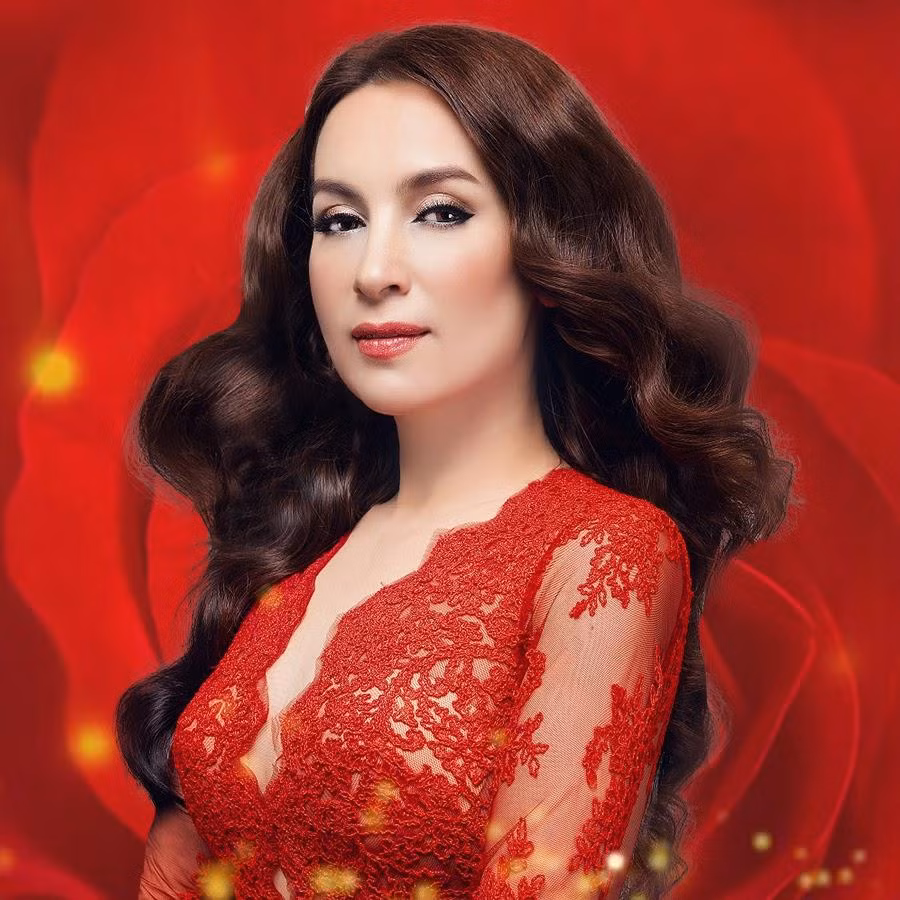 Ba Phuong Hang lat tay 