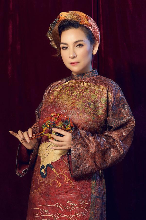 Ba Phuong Hang lat tay 