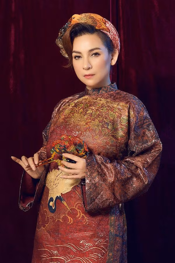 Ba Phuong Hang lat tay 