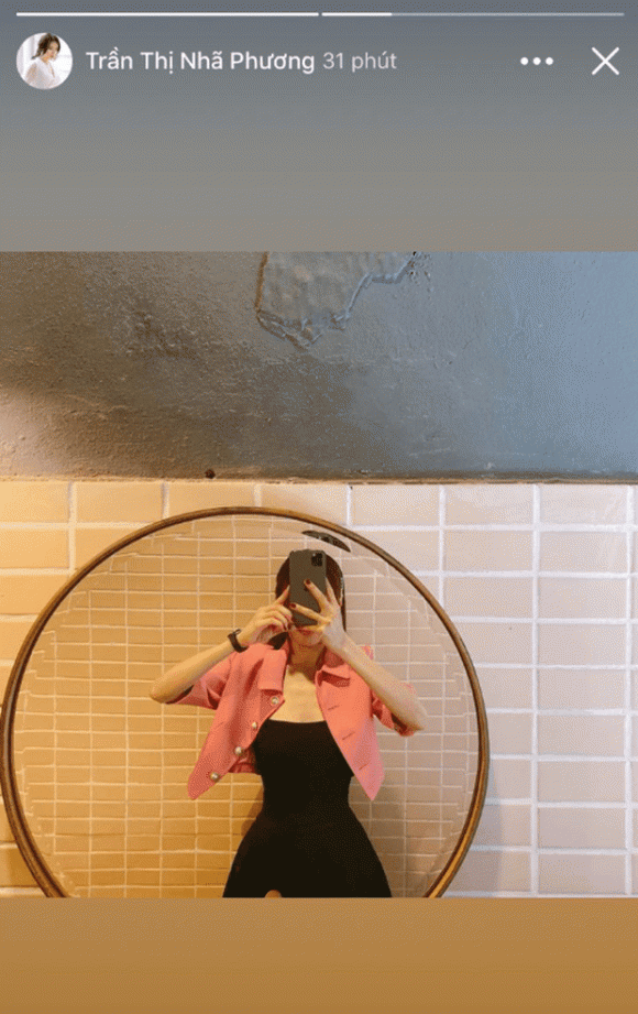 rước đó, diễn viên Nhã Phương cũng nhiều lần lộ vóc dáng cò hương, xương ngực nhô cao.