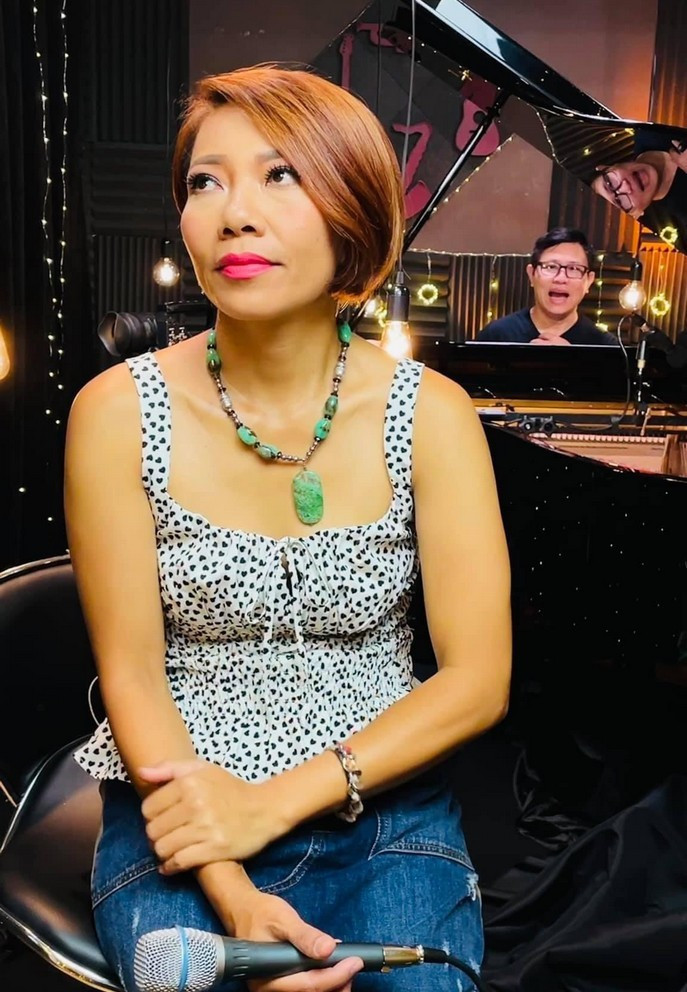 Diva Hà Trần dù đang ở Mỹ vẫn tích cực tham gia các chương trình văn nghệ cổ vũ Việt Nam chống dịch.