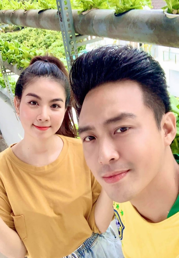 Vợ chồng Kha Ly - Khánh Duy hài lòng với vườn rau sạch trồng trên sân thượng nhà.