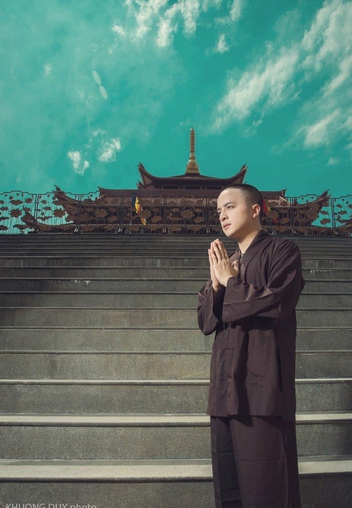 Cao Thái Sơn đăng ảnh áo lam lễ Phật trong tháng Vu Lan báo hiếu.