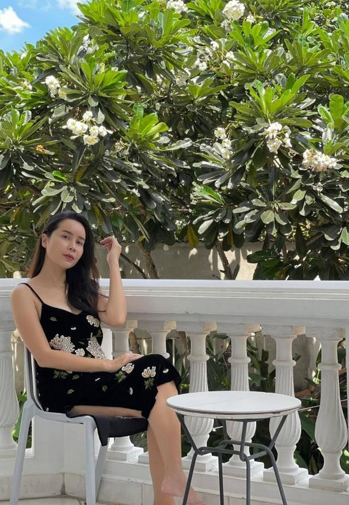 Sao Việt hôm nay 12/8: Lưu Hương Giang diện váy đẹp chỉ để ra ban công chụp ảnh đăng facebook.