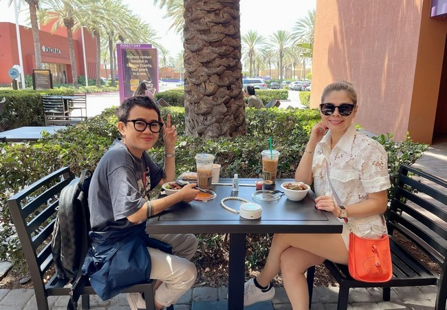 Bộ đôi nhạc sĩ Phương Uyên - Thanh Thảo hội ngộ dùng bữa trên đất Mỹ.