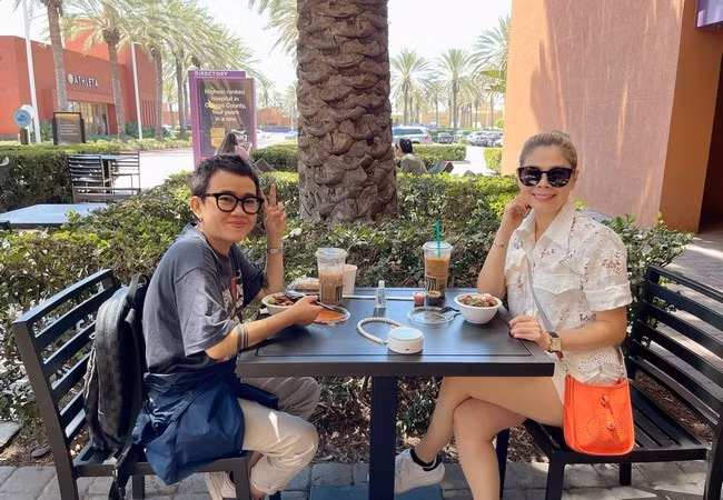 Bộ đôi nhạc sĩ Phương Uyên - Thanh Thảo hội ngộ dùng bữa trên đất Mỹ.