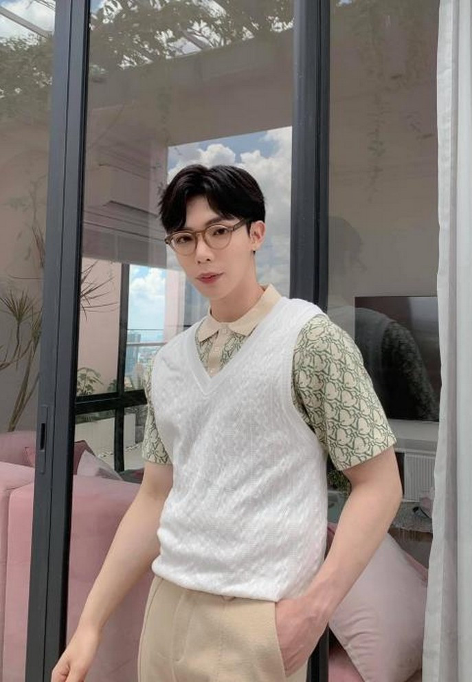 Erik diện đồ lịch lãm cùng dòng chữ 'thả thính': "Em có thể có ngày bên anh được không?".