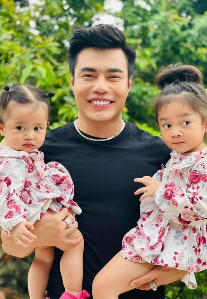 Lê Dương Bảo Lâm hạnh phúc bên 2 'thiên thần nhỏ'.