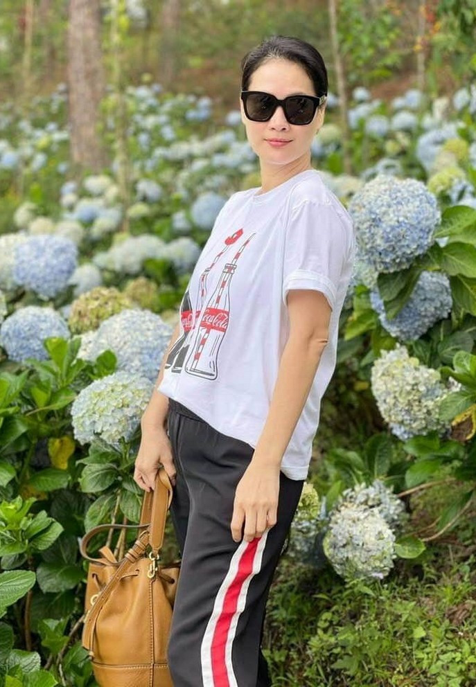 Thân Thúy Hà động viên bạn bè dù ở nhà vẫn phải tự tạo niềm vui cho mình mỗi ngày.