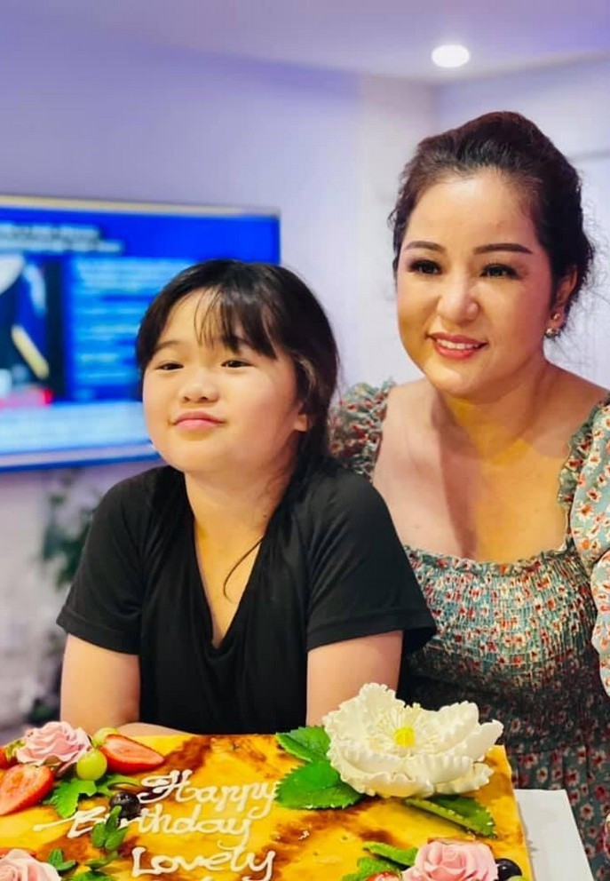 Thúy Nga cùng con gái cắt bánh kem đón tuổi mới. Con gái và mẹ nữ nghệ sĩ vừa sang Mỹ đoàn tụ với cô cách đây không lâu.