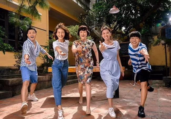 Dàn diễn viên '11 tháng 5 ngày' đăng khoảnh khắc nhí nhố phía sau hậu trường.