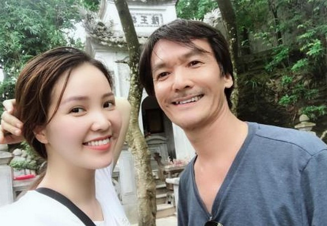 Á hậu Thụy Vân đăng ảnh cũ chúc mừng sinh nhật bố.