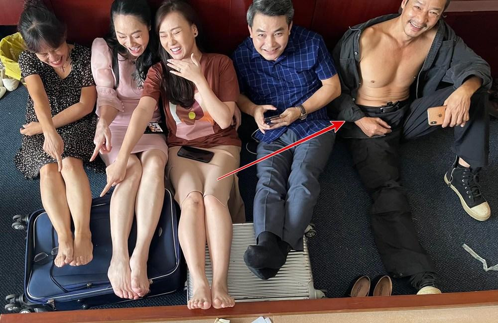 Thế nhưng ông Sinh thì khác. Ở những bức ảnh hậu trường, Võ Hoài Nam thoải mái khoe body thực sự đáng gờm, không hề thua kém bất cứ thanh niên nào về hình thể.