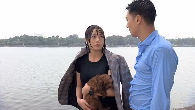 br/> Hương vị tình thân phần 2 đã đi được già nửa chặng đường. Dù chưa biết trong tương lai cuộc đời của Phương Nam (Phương Oanh đóng) sẽ "nở hoa" hay "bế tắc" thì ít nhất ở thời điểm hiện tại, cô đang được 2 người đàn ông yêu thương hết mực là anh chồng "shark" Long ( Mạnh Trường) và bố Sinh (Võ Hoài Nam).