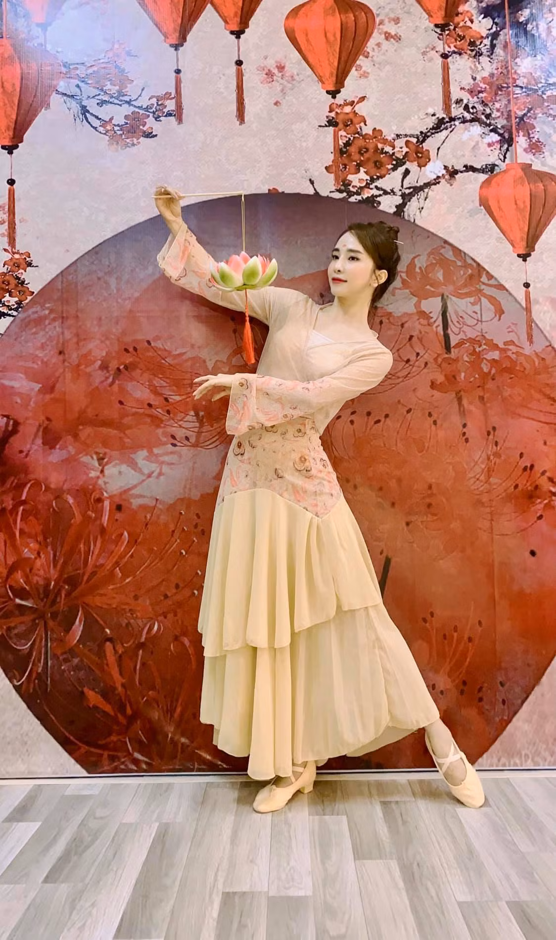 Hiện tại, diễn viên Quỳnh Nga và những người bạn mở một trung tâm dạy nhảy, múa chuyên nghiệp. Cô cũng thường đăng tải những video nhảy của mình lên mạng xã hội và nhận được nhiều lời khen ngợi từ cộng đồng mạng nhờ những bước nhảy, múa uyển chuyển.