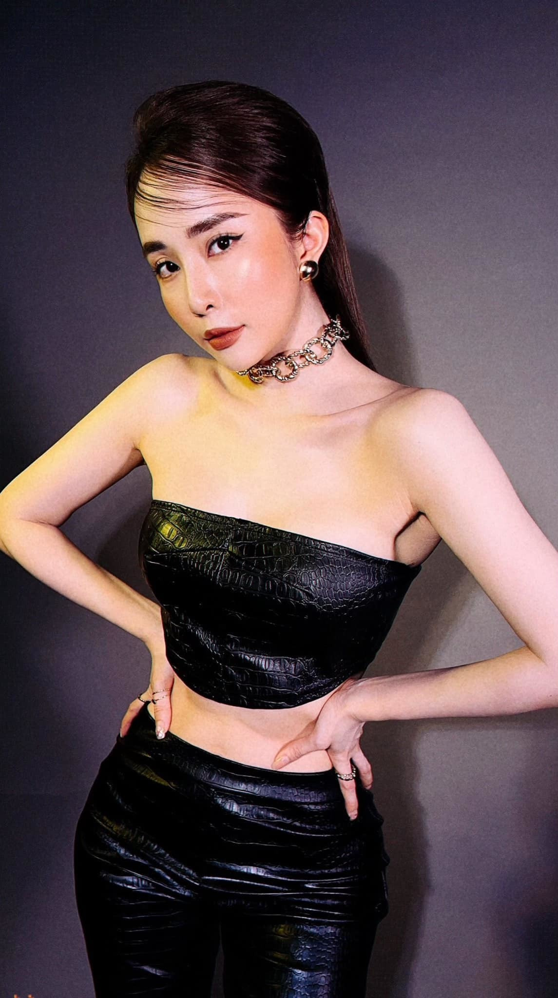 Cô ưa chuộng những kiểu trang phục xẻ sâu, ôm sát để khoe khéo vòng 1 bốc lửa và đường cong gợi cảm của mình.