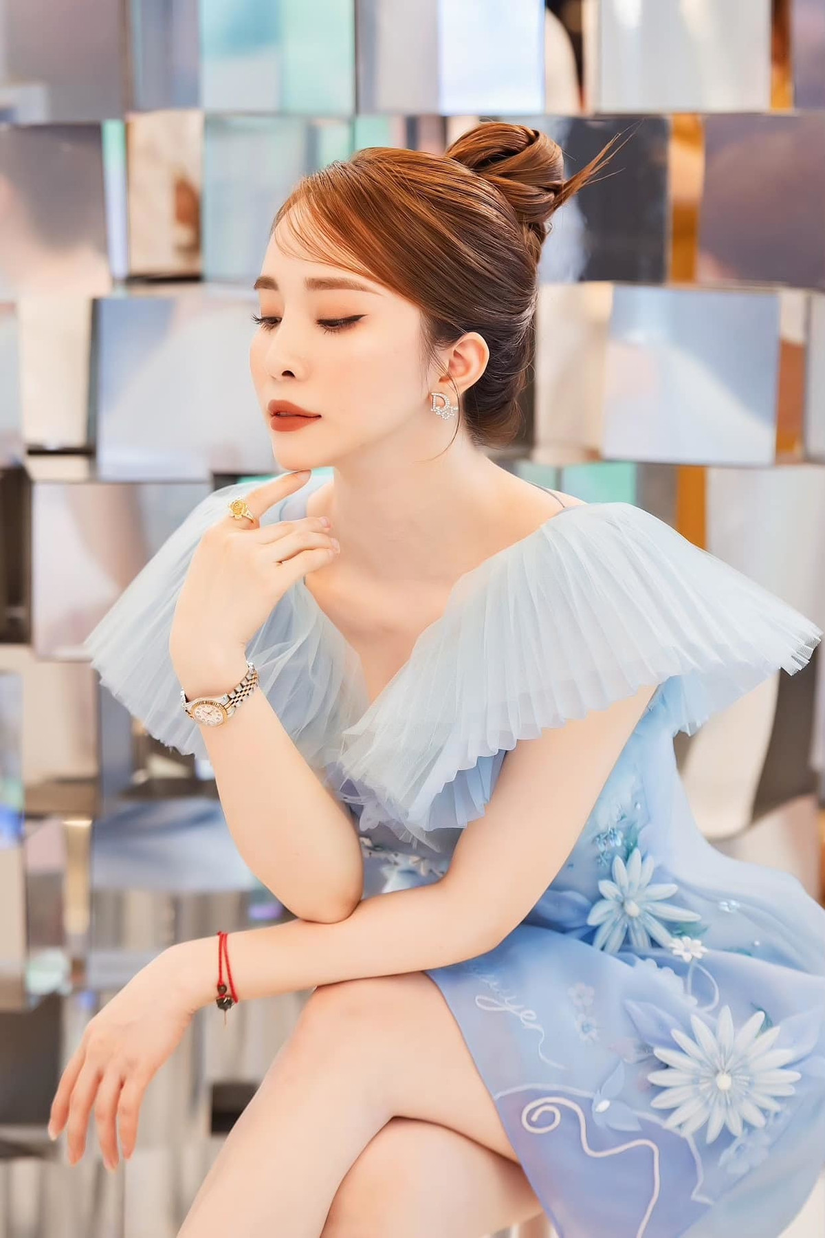 Đôi khi xuất hiện ở các sự kiện, Quỳnh Nga khoác lên mình những trang phục thanh lịch và nữ tính.