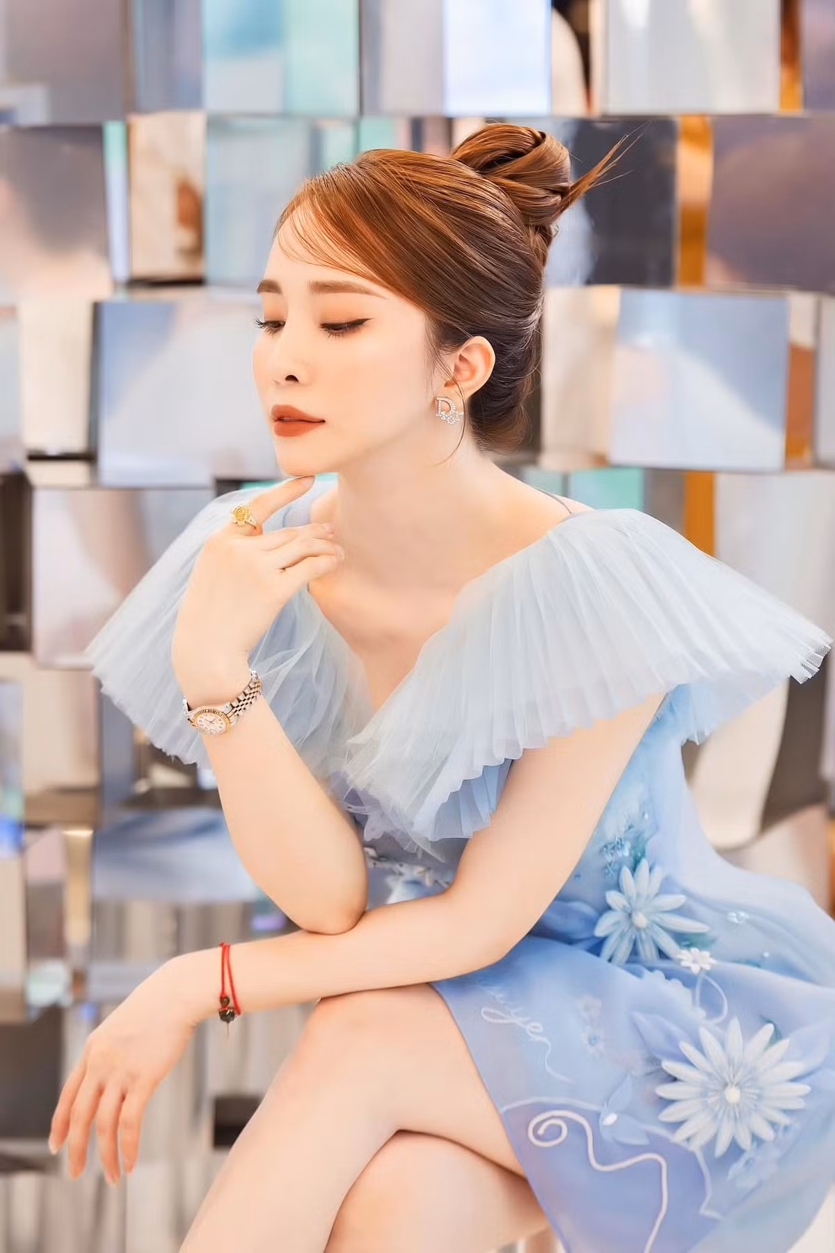 Đôi khi xuất hiện ở các sự kiện, Quỳnh Nga khoác lên mình những trang phục thanh lịch và nữ tính.