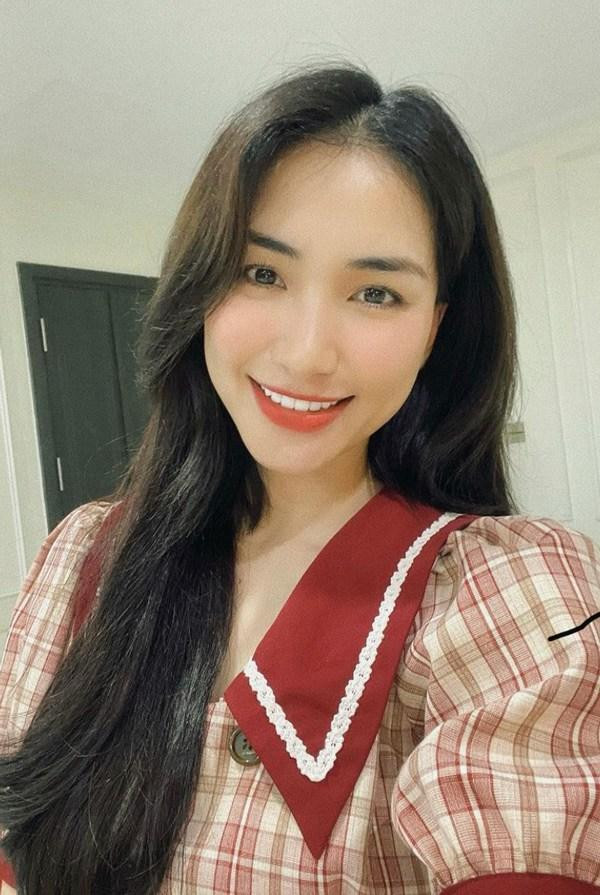 Ngoài gương mặt chi chít mụn, nữ ca sĩ từng cho biết mình bị... hói trán từ năm lớp 6 và đến bây giờ, trong một vài khung hình vẫn để lộ phần trán và đỉnh đầu thưa tóc, lộ cả mảng da đầu. Chính vì vậy, không chỉ có tóc búi giả hay tóc kẹp "hô biến" tóc ngắn thành dài, tóc mái giả cũng chính là "cứu tinh" cho diện mạo của Hòa Minzy suốt bao năm qua.