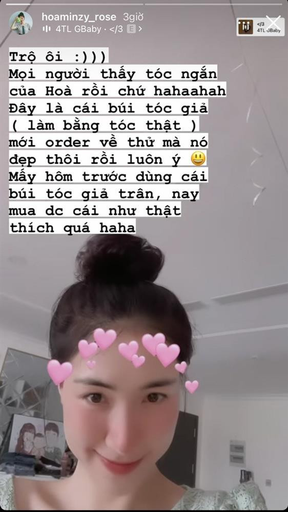 Nữ ca sĩ chia sẻ đầy hài hước: “Trời ơi, mọi người có thấy tóc ngắn của Hoà rồi chứ. Đây là cái búi tóc giả (làm bằng tóc thật) mới order về thử mà nó đẹp thôi rồi luôn ý. Mấy hôm trước dùng cái tóc búi giả trân, nay mua được cái như thật thích quá haha”.