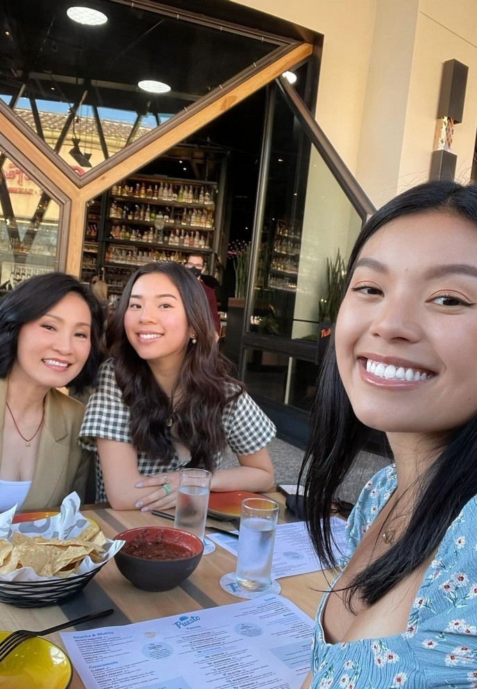 Ba mẹ con nghệ sĩ Hồng Đào dùng bữa tại nhà hàng phong cách Italia. Hai con gái của chị ngày càng xinh xắn, điệu đà.