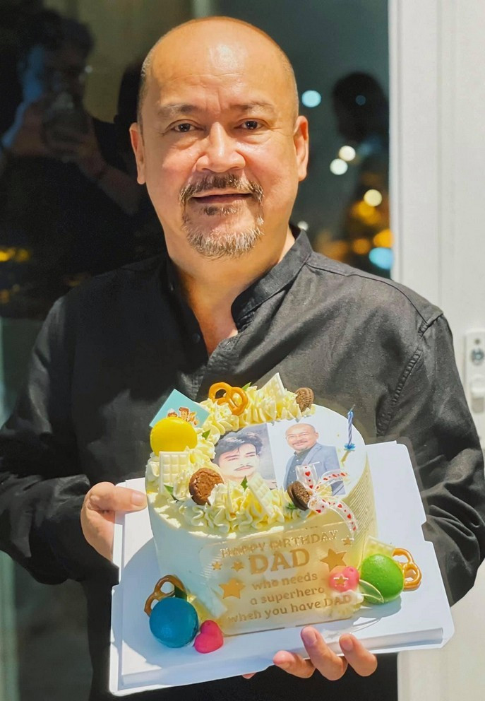 Nghệ sĩ Hoàng Sơn được con trai chuẩn bị bánh kem in hình trong ngày sinh nhật.