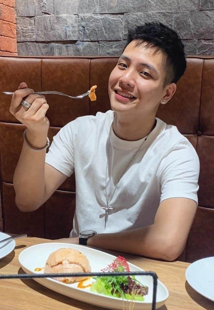 Quân A.P tranh thủ dùng bữa tối trước khi theo dõi trận bóng của tuyển Việt Nam.