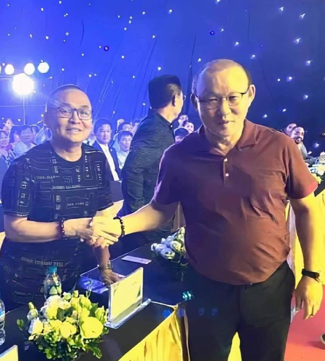 Nghệ sĩ Xuân Hinh đăng ảnh kỷ niệm cùng HLV Park Hang-seo và gửi lời chúc đến thầy trò ông tiếp tục giành chiến thắng.