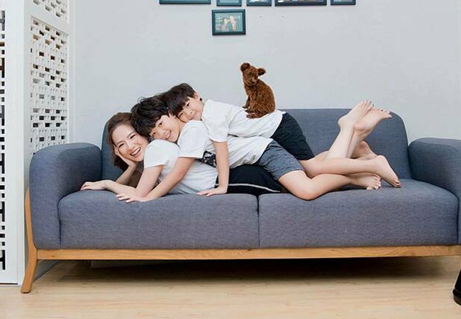 MC Đan Lê cùng 2 con tạo dáng hài hước để ông xã chụp ảnh.