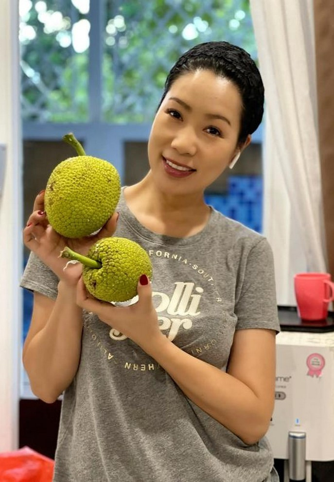 Trịnh Kim Chi tận tay thu hoạch 2 trái sa kê từ vườn nhà trồng.