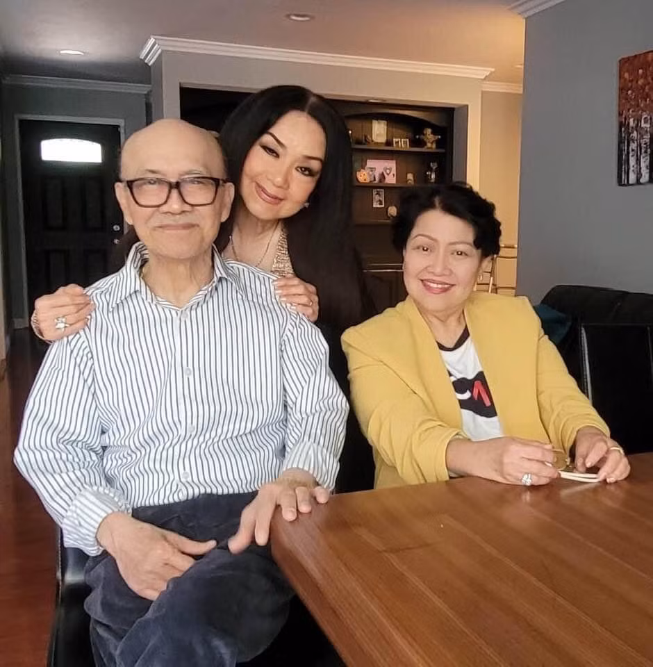 Vợ chồng NSND Diệp Lang vui mừng khi được NSƯT Mỹ Châu từ tiểu bang khác sang thăm.