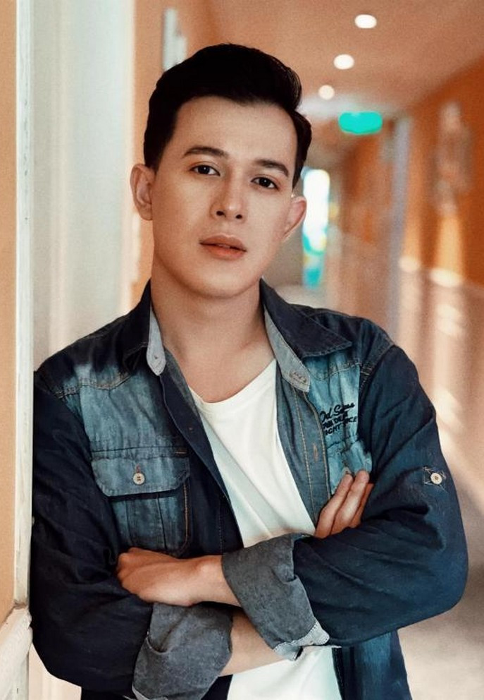 Diễn viên Quang Anh đăng ảnh điển trai.