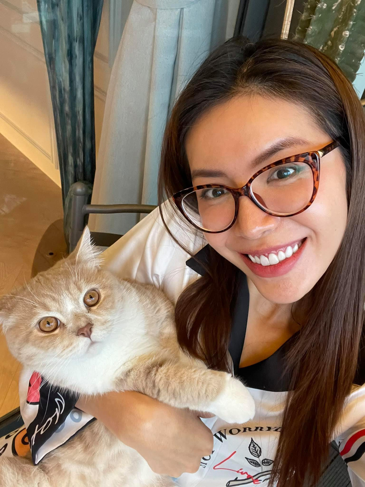 Minh Tú chơi đùa với mèo cưng.