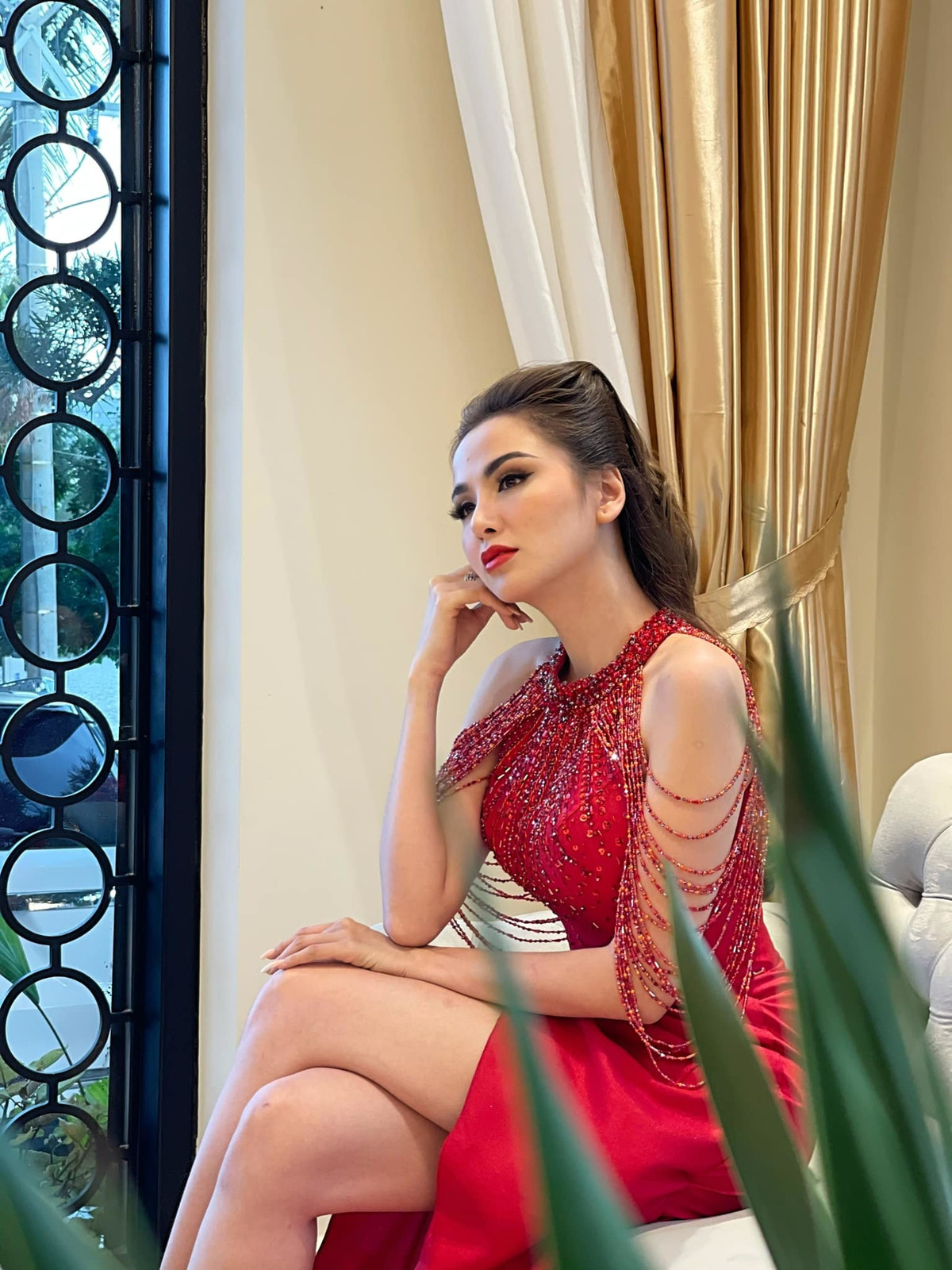 Diễm Hương 'chưng diện ngồi đợi hết dịch'.