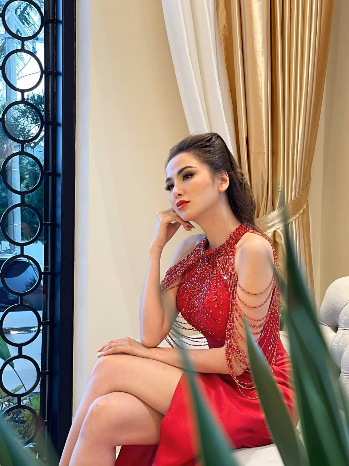 Diễm Hương 'chưng diện ngồi đợi hết dịch'.