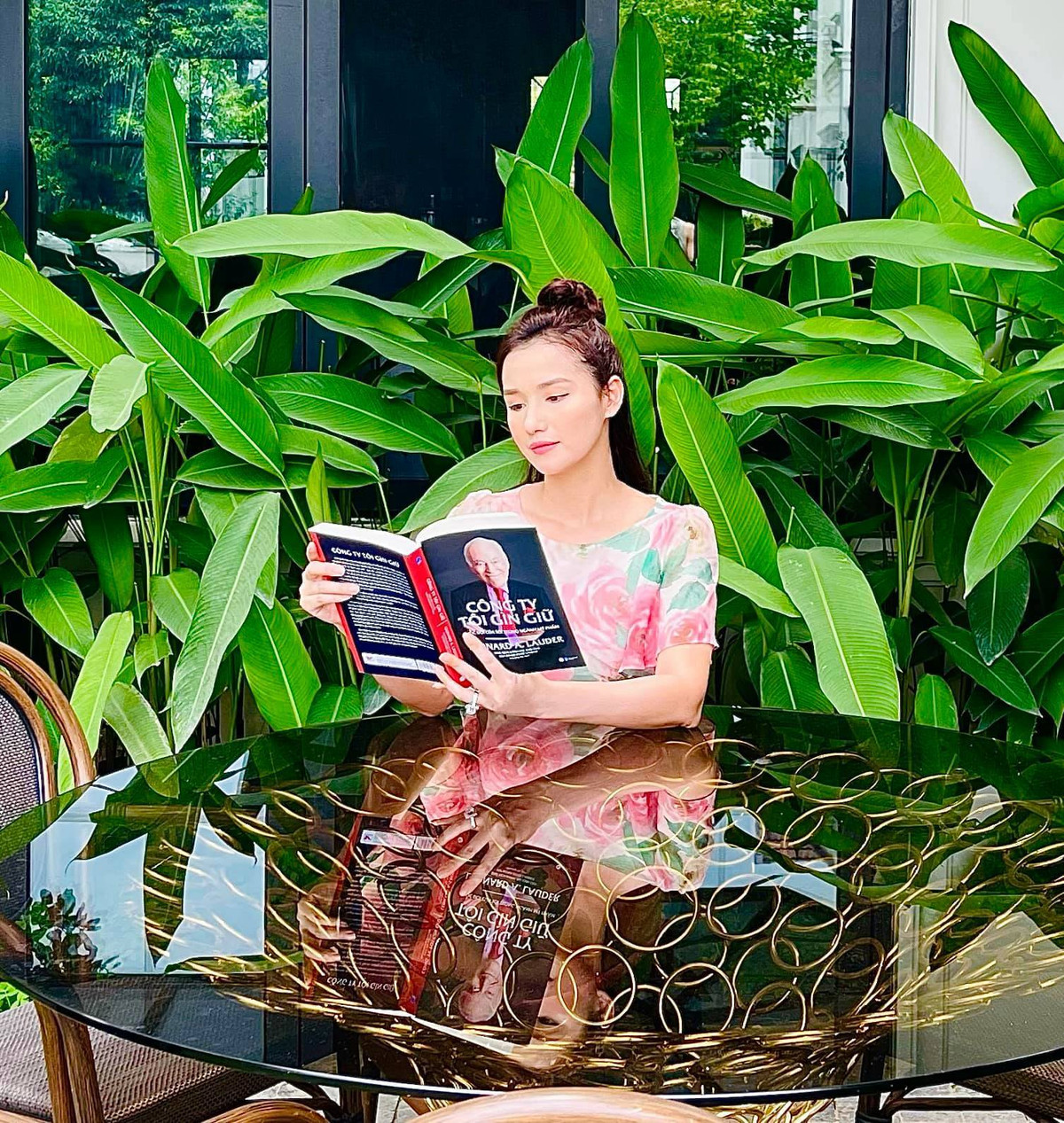 Mùa dịch, Lã Thanh Huyền đọc sách, trồng hoa, nuôi cá, nấu ăn,...