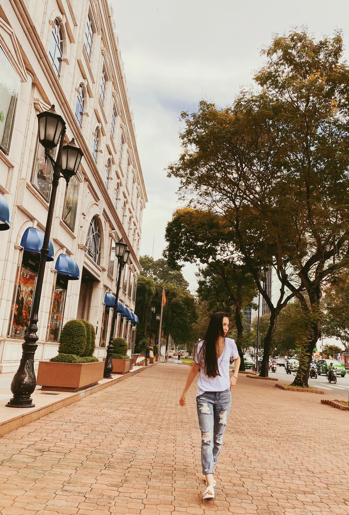 Hiền Thục viết tâm thư gửi Sài Gòn: "Này em, Sài Gòn mùa này nồng nàn lắm! Mùa của những chuyến xe đoàn tụ, mùa của những hành trình. Mùa sum vầy đầm ấm, mùa của cúc của mai...".