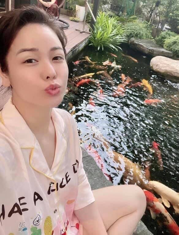 Nhật Kim Anh thiền bên hồ cá.