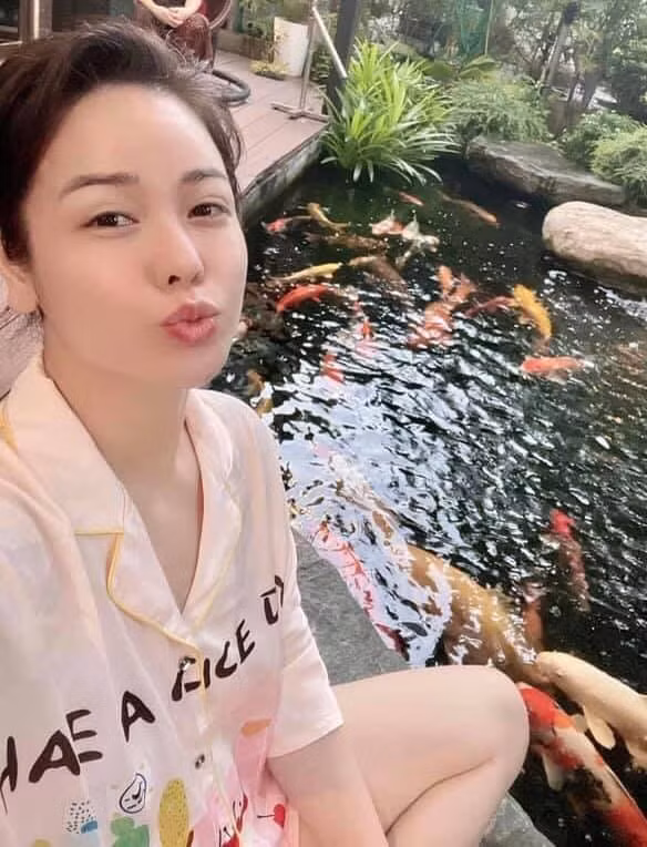 Nhật Kim Anh thiền bên hồ cá.