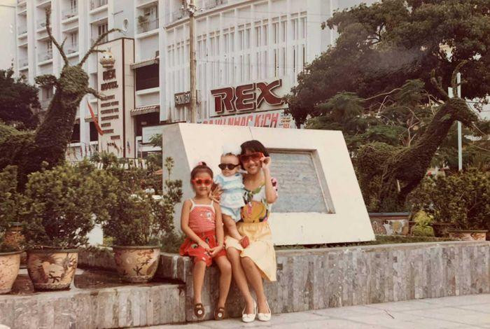 Từ nhỏ, MC Hoài Anh đã rất sành điệu với áo sơ vin chân váy và kính râm chất lừ.