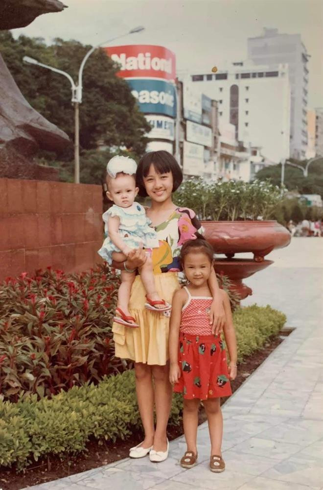 Dân tình không khỏi trầm trồ, hóa ra Hoài Anh đã sở hữu nhan sắc xinh đẹp, sành điệu từ nhỏ. Nhan sắc Hoài Anh trong ảnh thời cấp 2 không thay đổi quá nhiều so với hiện tại. Các đường nét bầu bĩnh trên gương mặt dường như vẫn y chang.