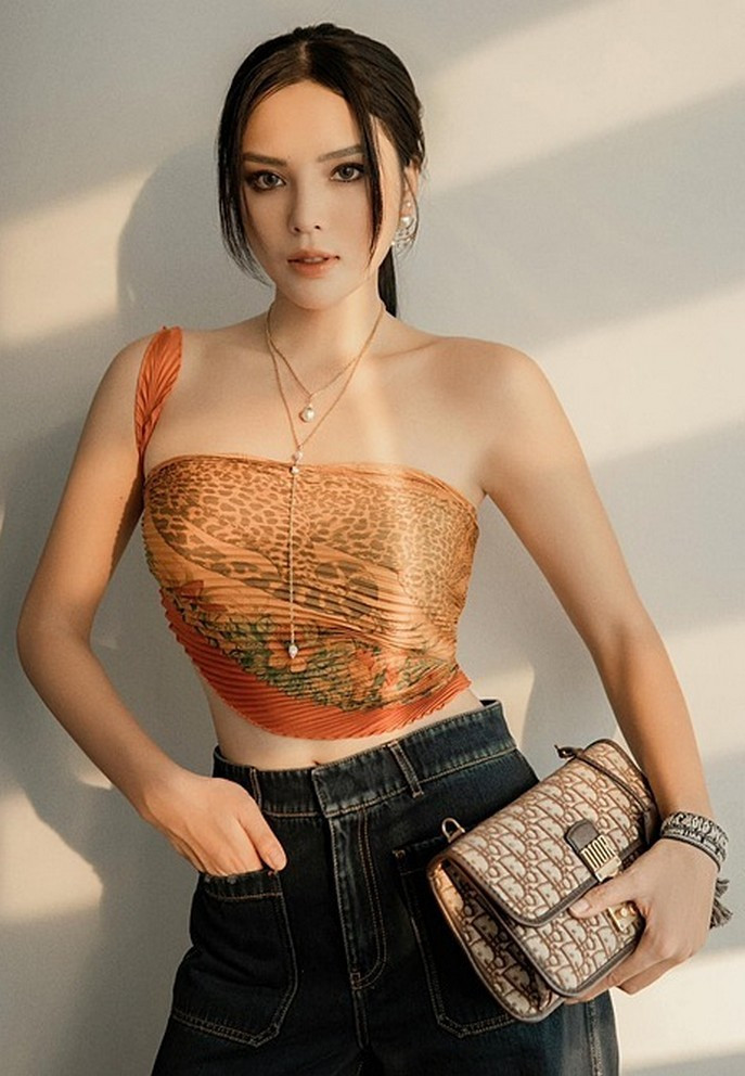 Hoa hậu Kỳ Duyên khéo léo dùng khăn hiệu làm áo.